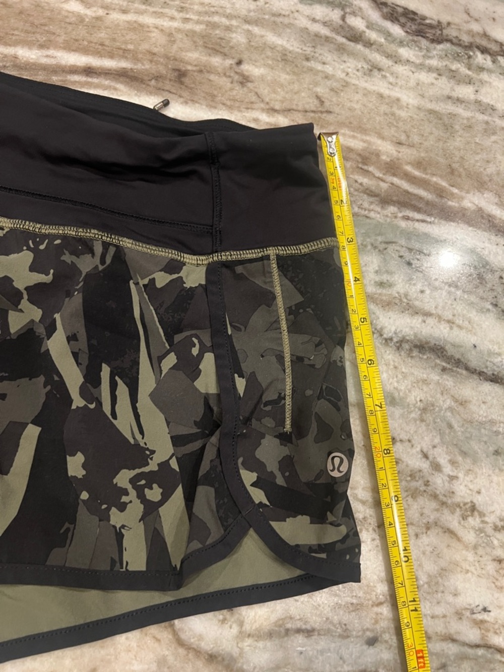RARE lululemon athletica Camo Speed short *4-way Stretch Sz 4 LIKE NEW - Picture 8 of 8